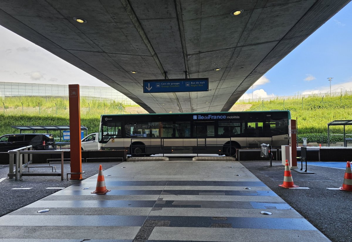 Autobus číslo 350 před terminálem 1