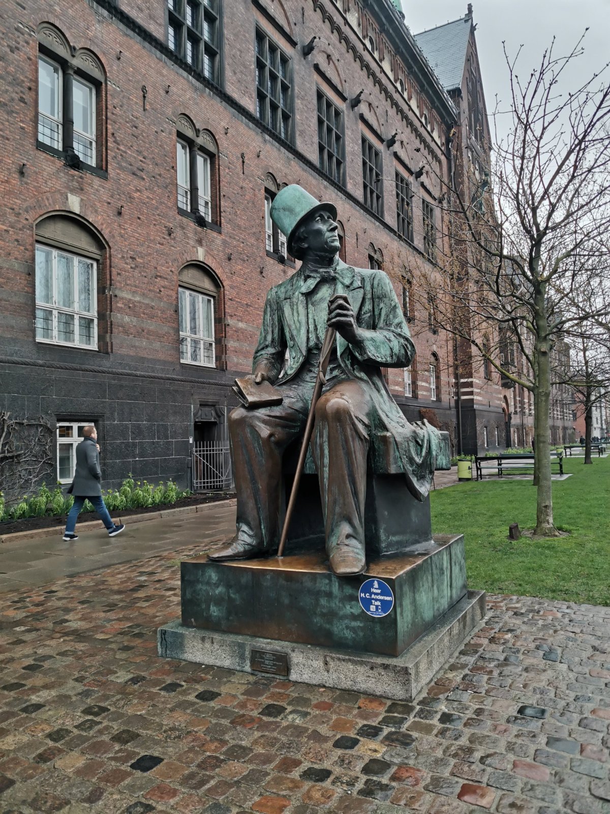 Tady se směrem k Tivoli dívá Hans Christian Andersen