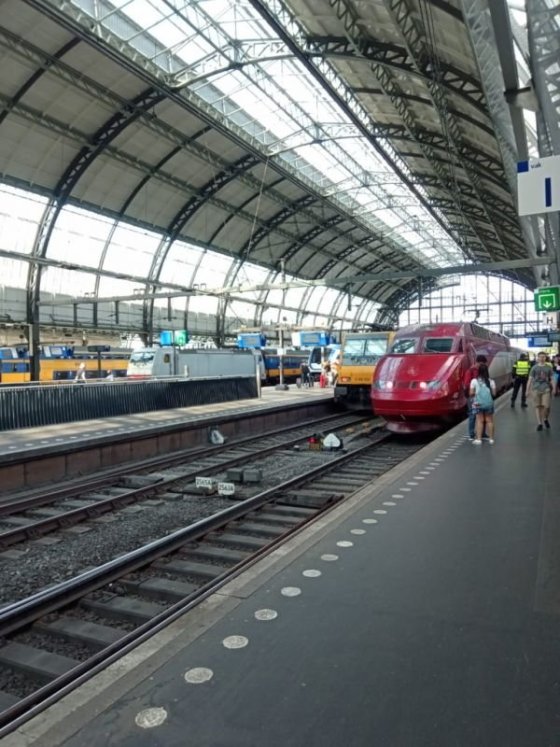 Na nádraží v Amsterdamu.