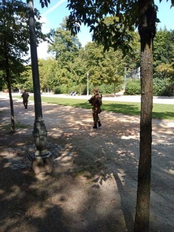 Vojáci v bruselském parku.