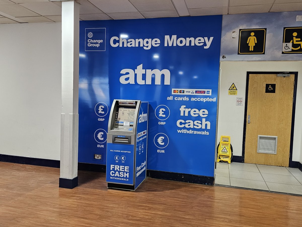 Bankomat v příletové hale