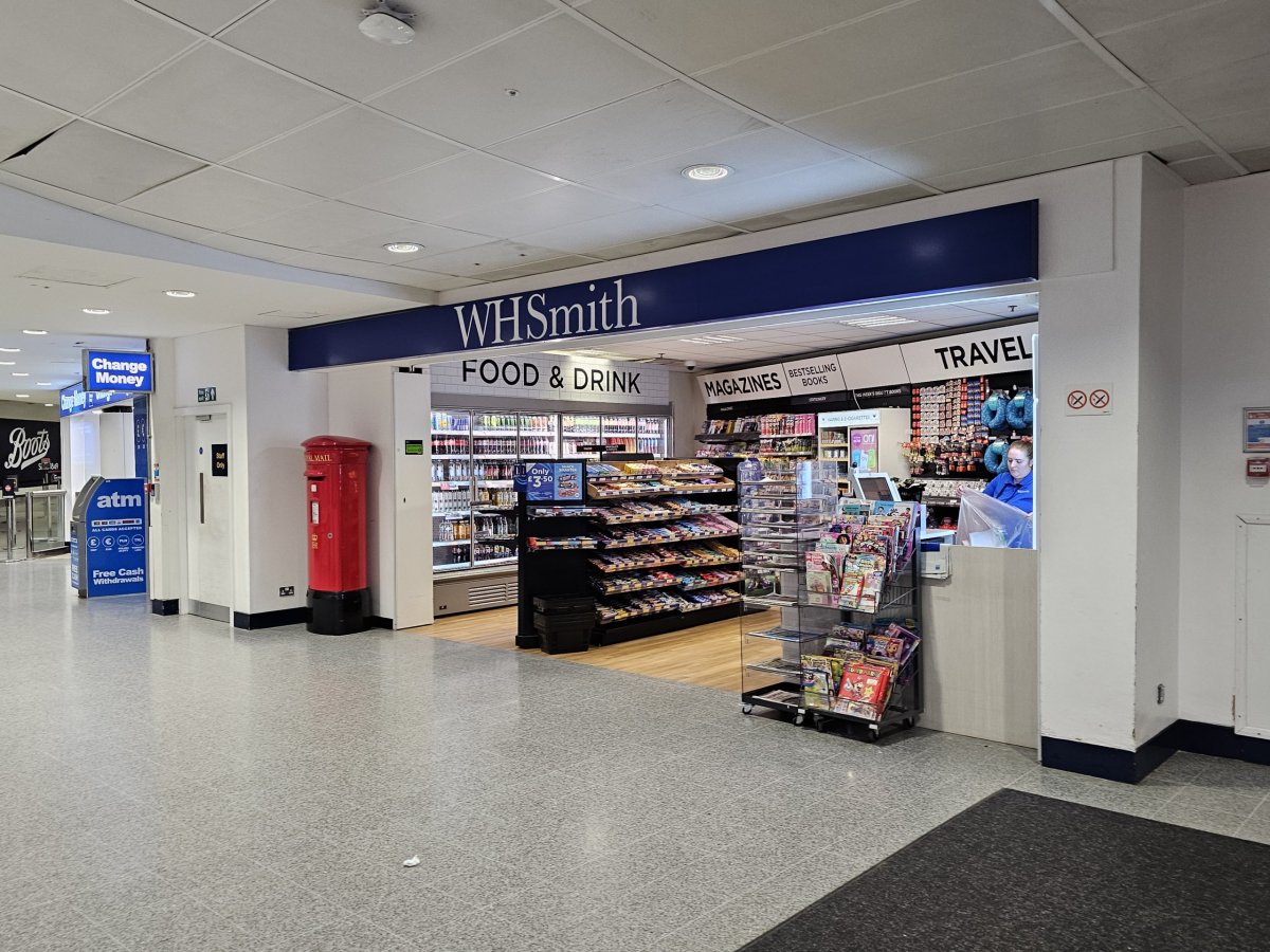 WHSmith, odlety, letiště East Midlands