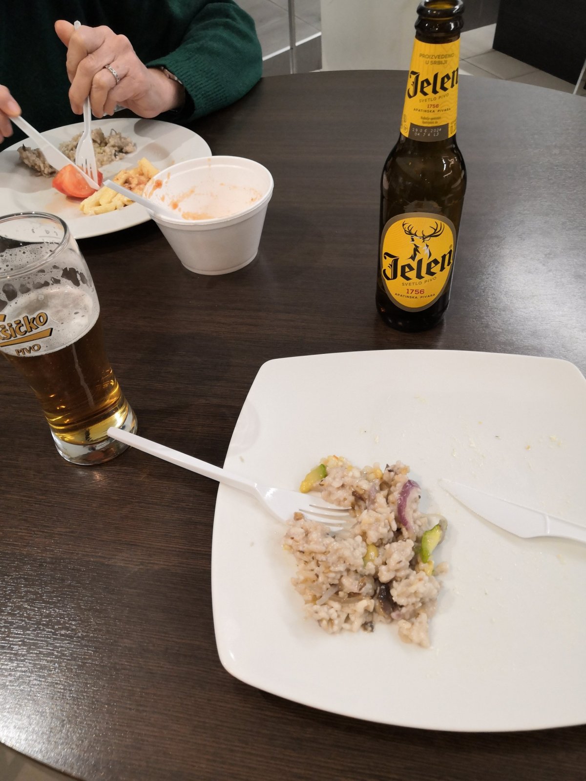 Jídlo a pití v letištním salónku v Bělěhradě