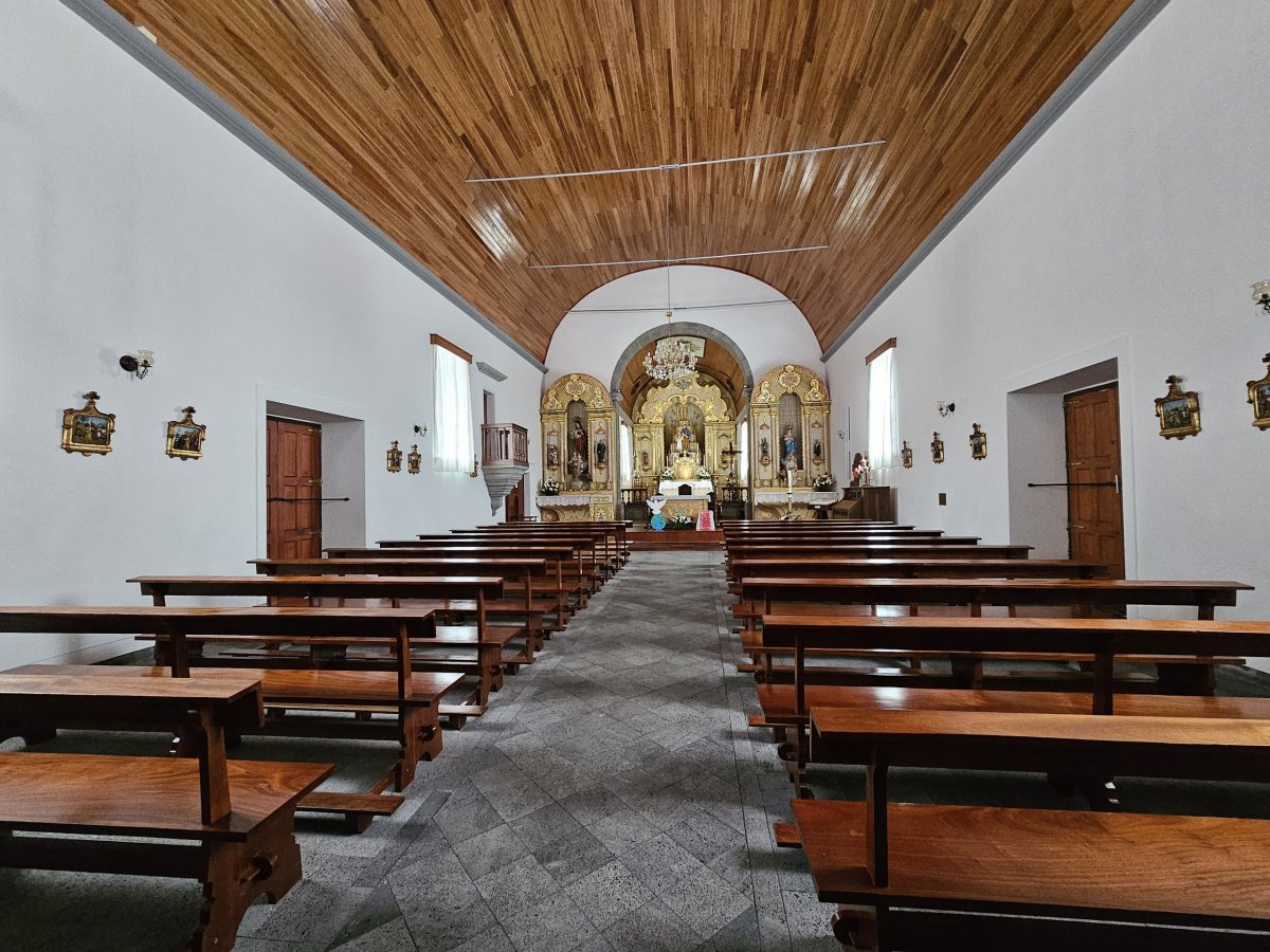 Interiér kostela ve Faja Grande