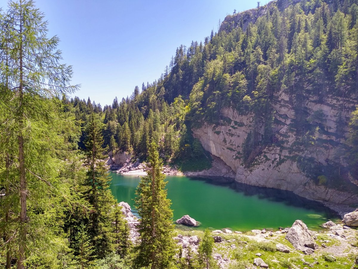 Pohled na Černé jezero z cesty k chatě