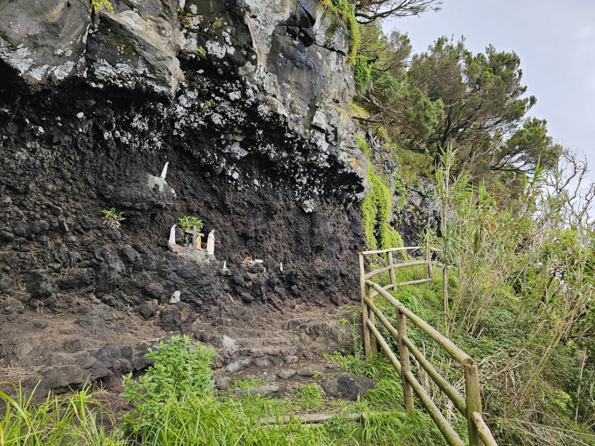 Jeskynní kaplička na Faja do Lopo Vaz