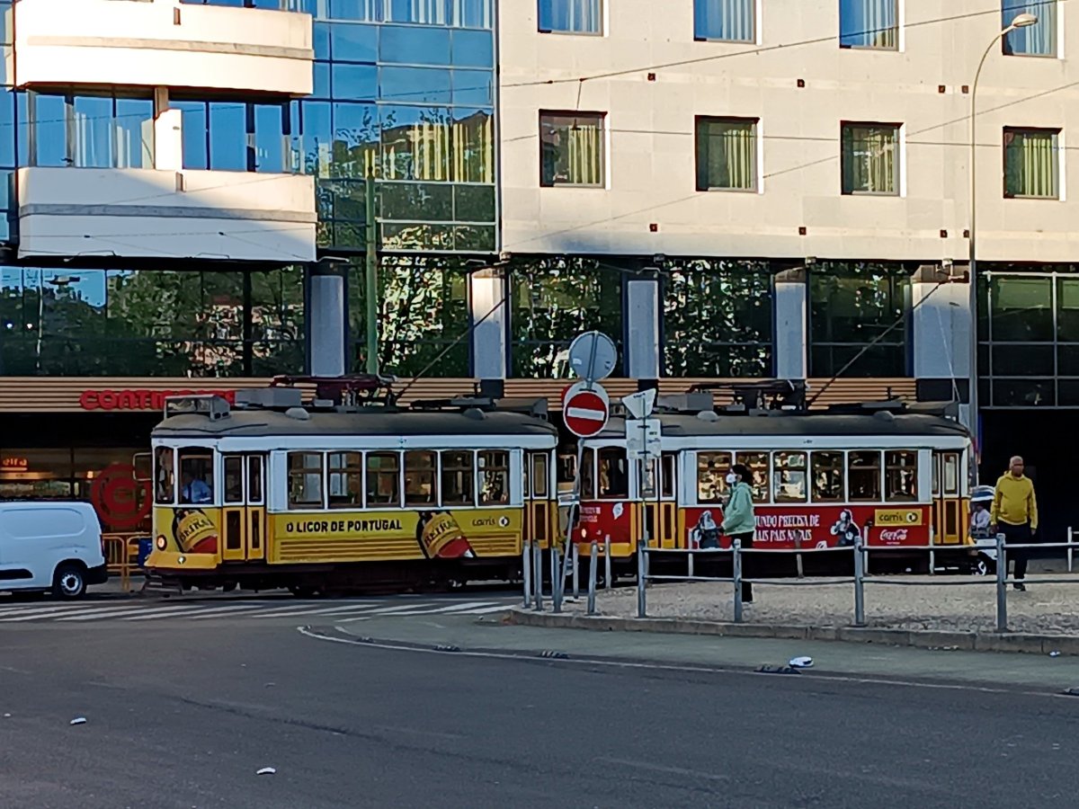 Tramvaj č. 28 na terminálu poblíž nádraží Rossio