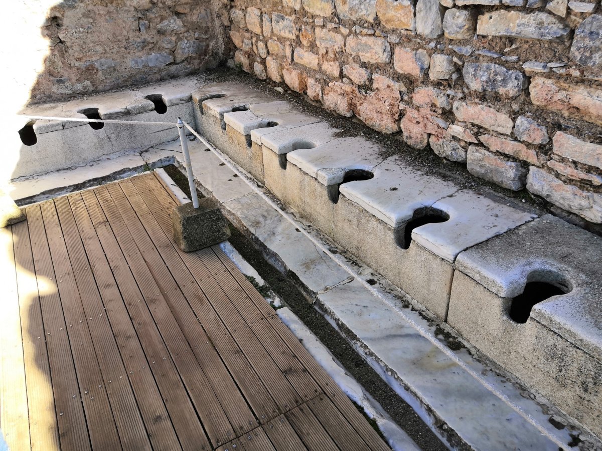 Starověké záchody