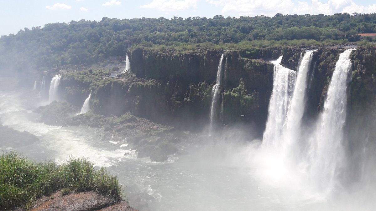 Pohled z argentinské strany vodopádů.