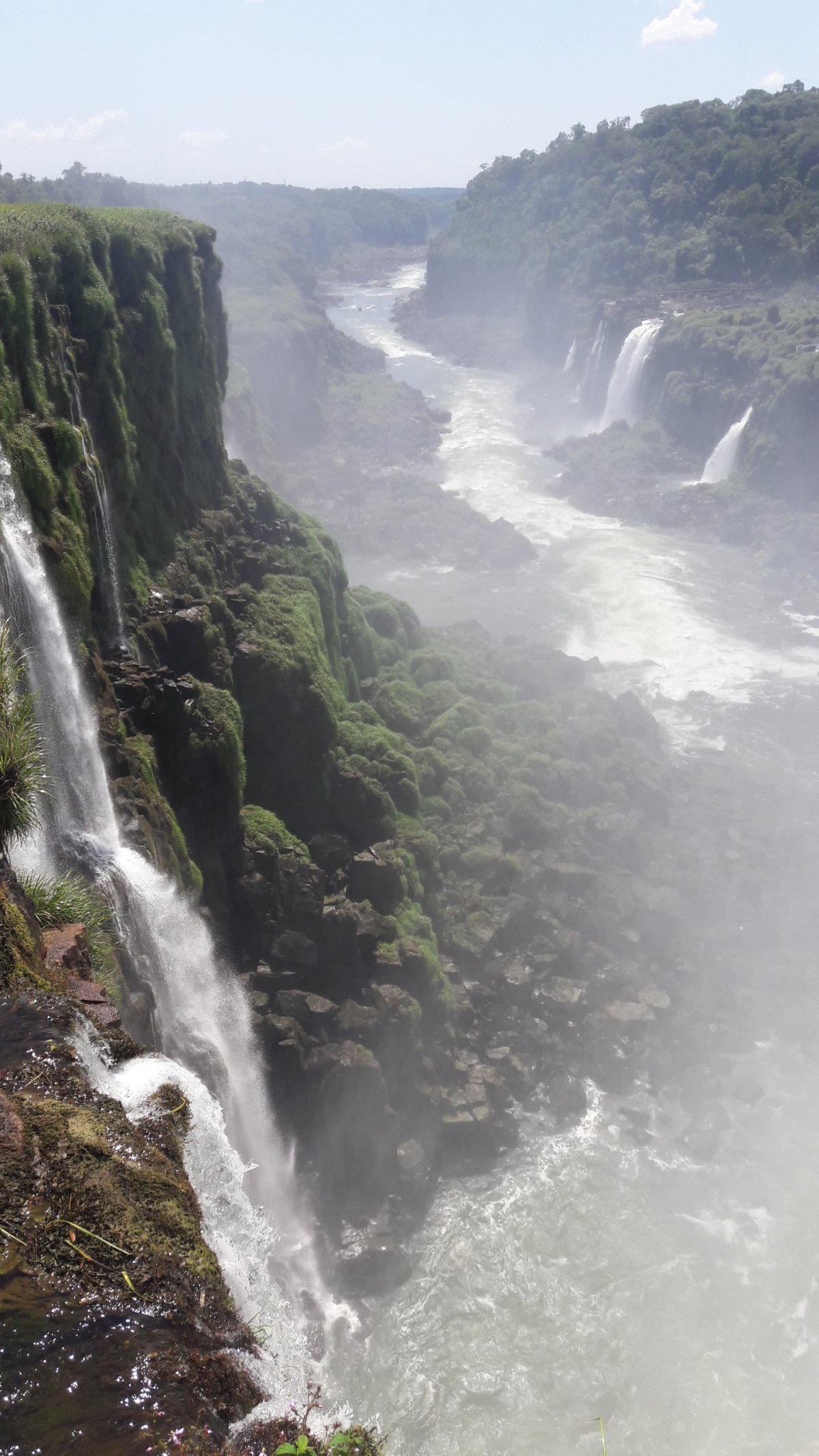 Pohled z argentinské strany vodopádů.