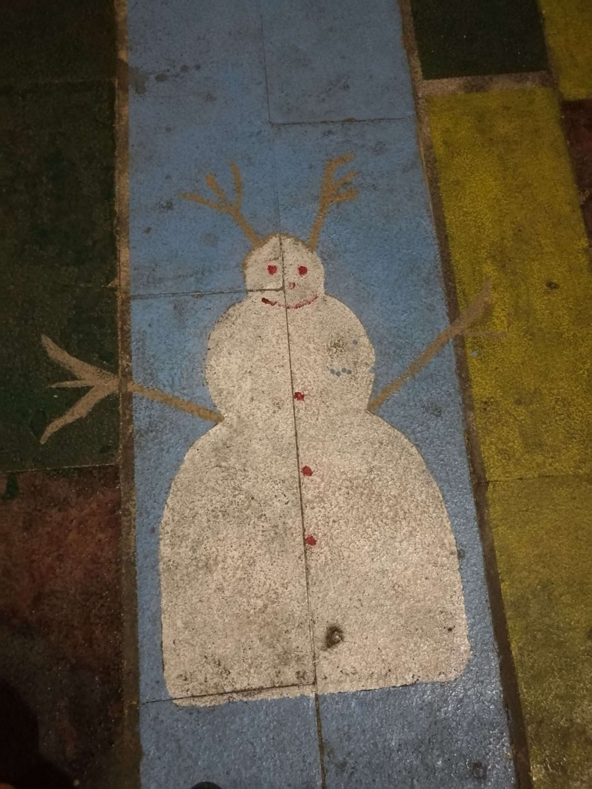 Znají tu i sněhuláka - obraz na chodníku