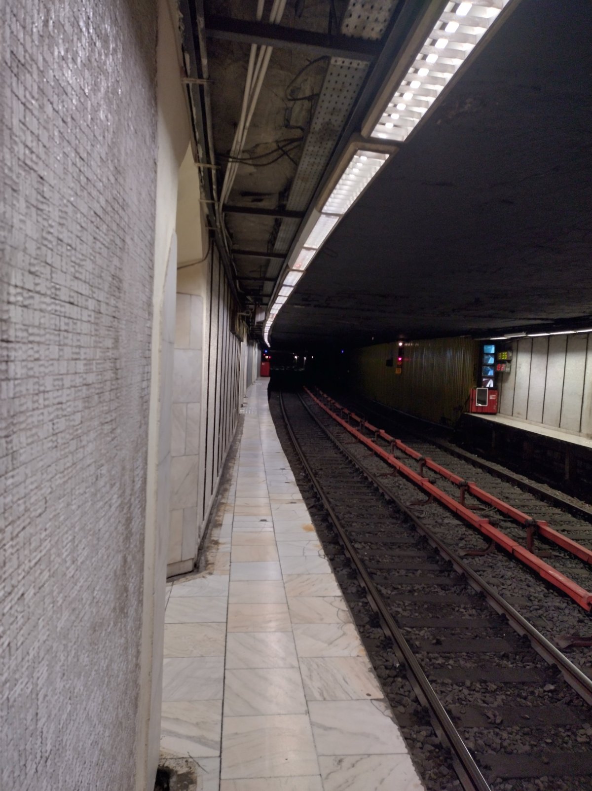 Nejužší nástupiště v metru na světě 