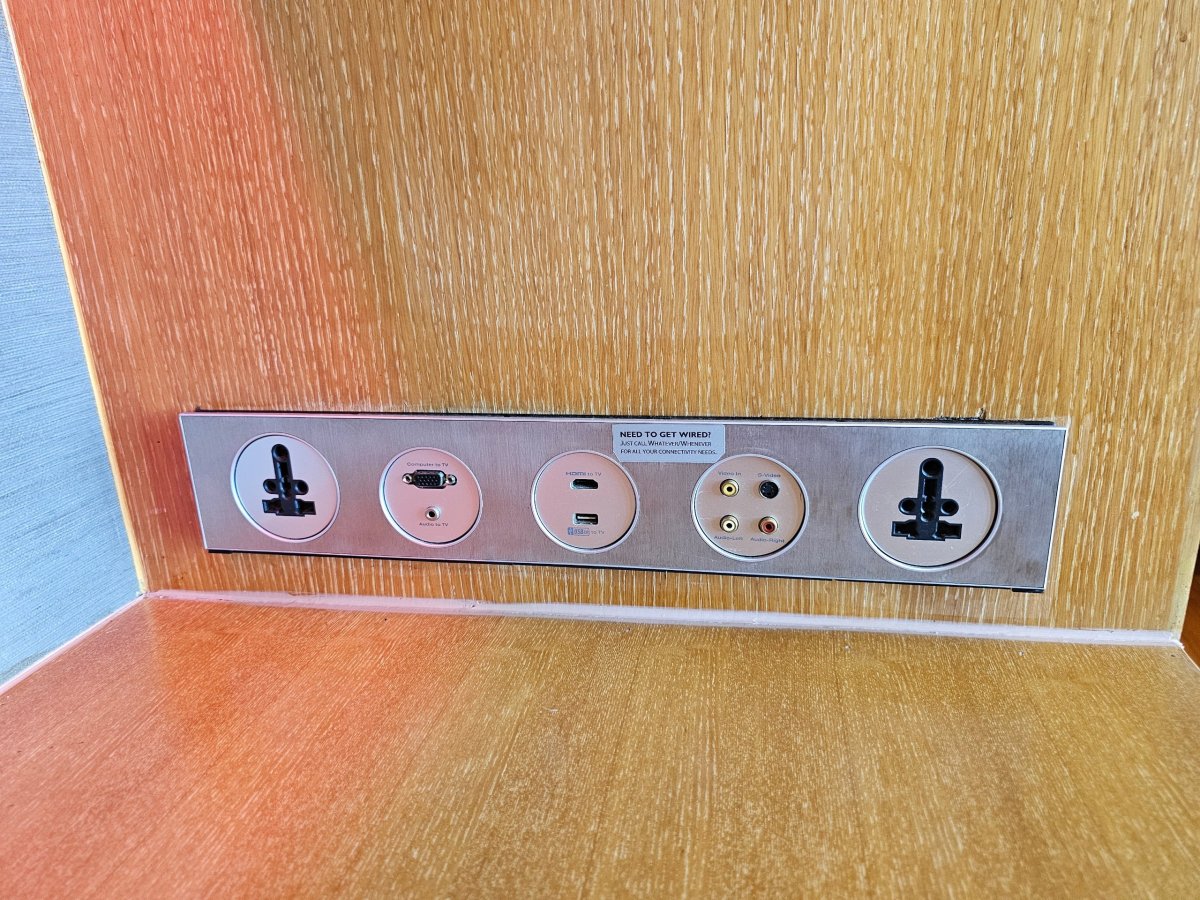 Zásuvky u pracovního stolu