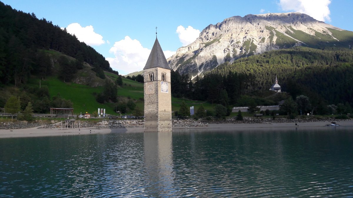 Věž u jezera Reschensee.