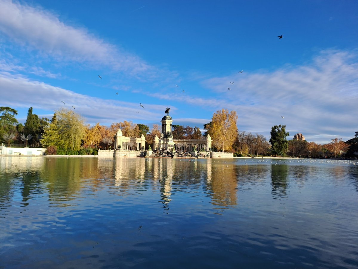 Jezírko s pomníkemAlfonse XII