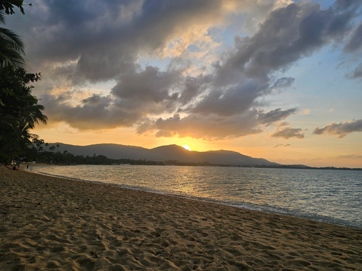 Západ slunce nad ostrovem - pohled z hotelové pláže