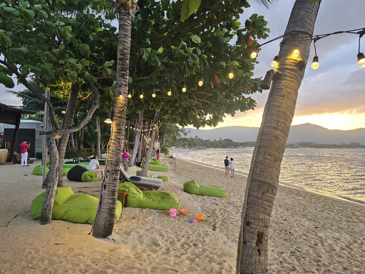 Hotelová pláž v podvečer