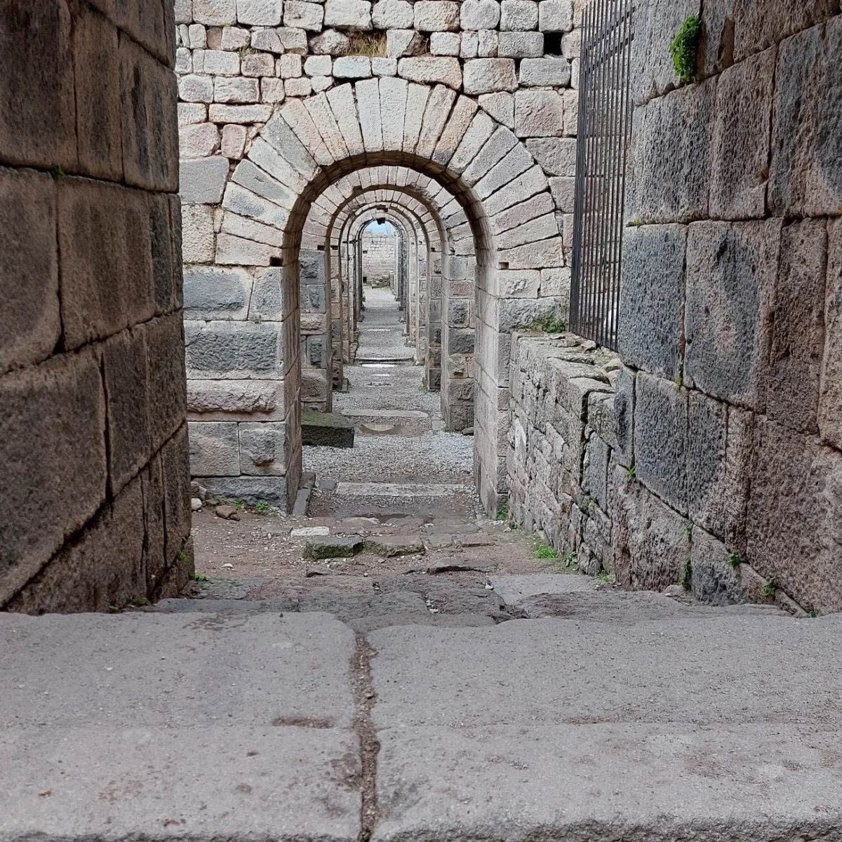 Zachovalé klenby podzemních prostor v Pergamonu.