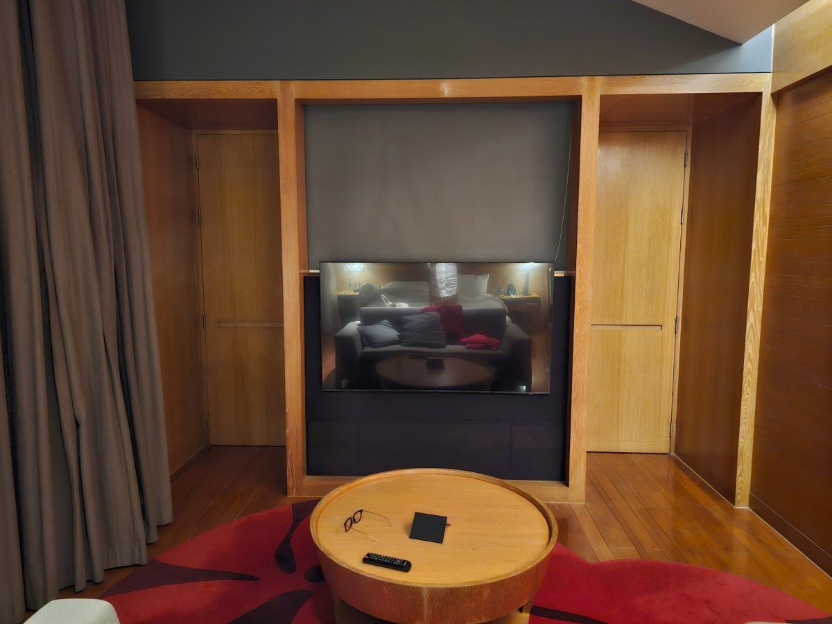 Pokoj se zavřenými dveřmi oddělujícími chodbu a koupelnu