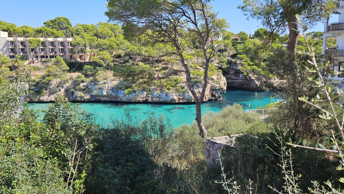 Azurová pláž v Cala Santanyí - paráda