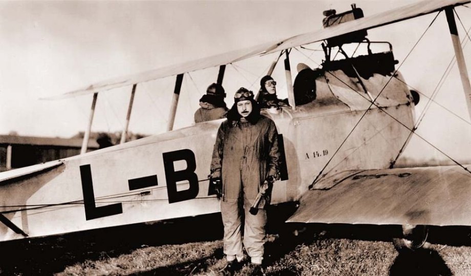 Karel Brabenec před letounem Aero A–14