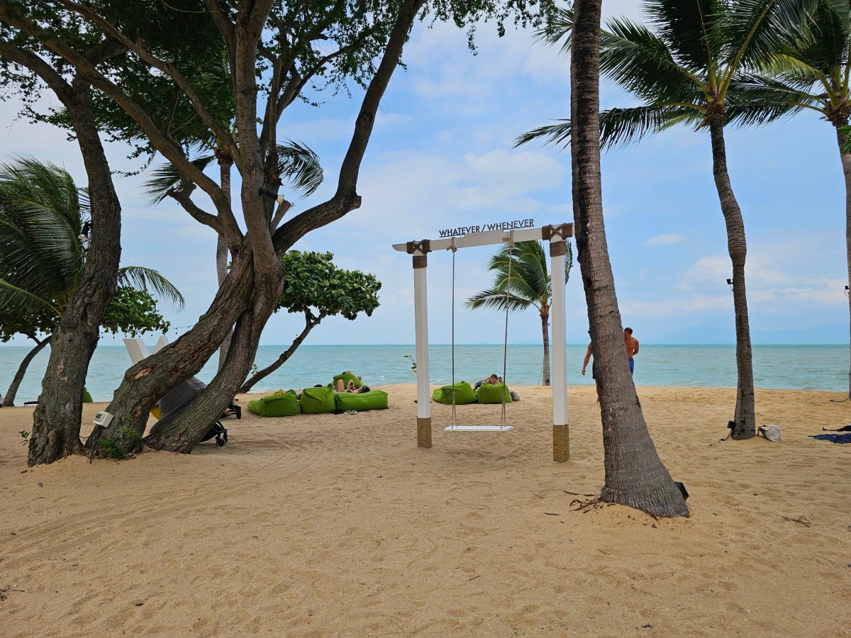 Houpačka na hotelové pláži