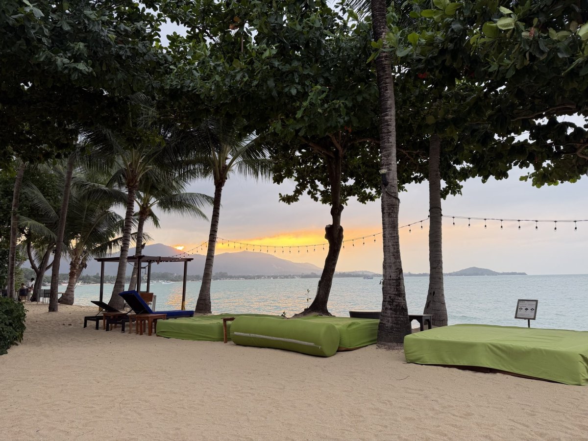 Hotelová pláž s lehátky při západu slunce