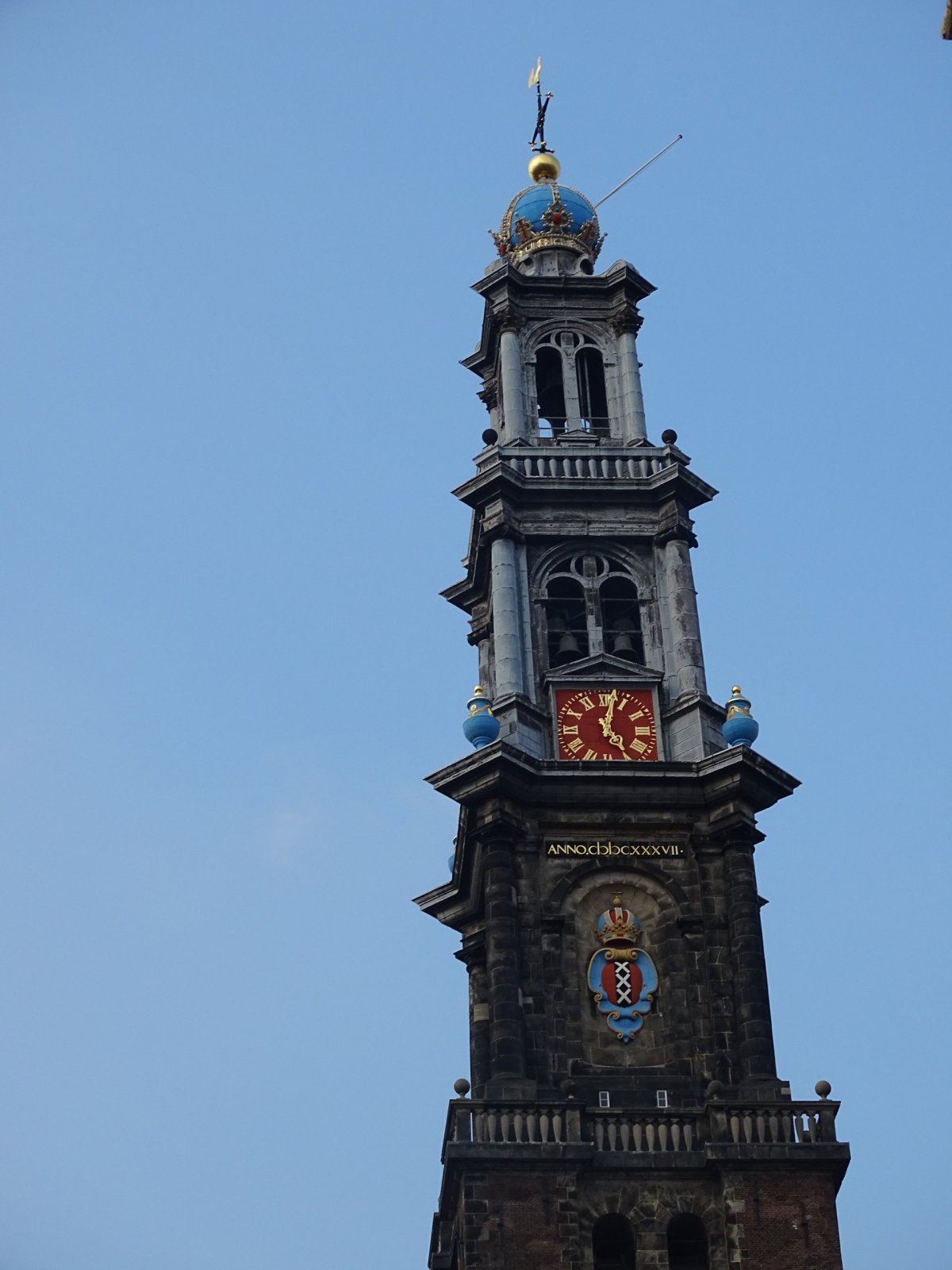 Věž nedalekého kostela