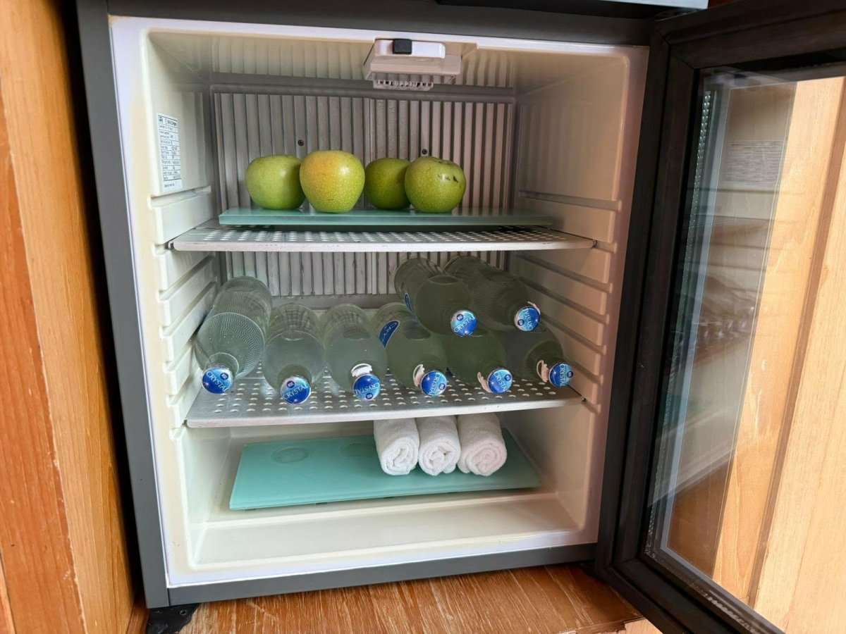 Voda, ručníky a jablka zdarma ve fitku