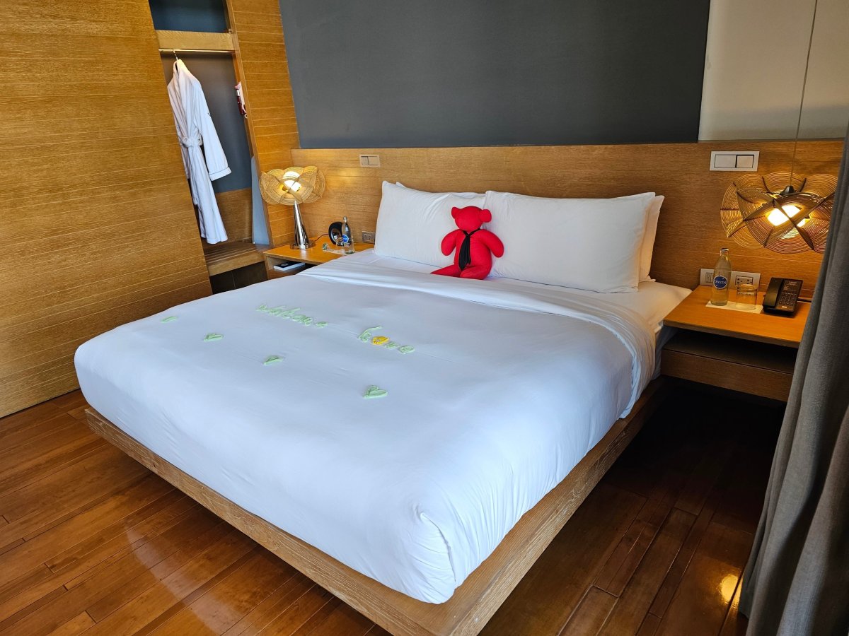 Postel v našem pokoji s medvídkem