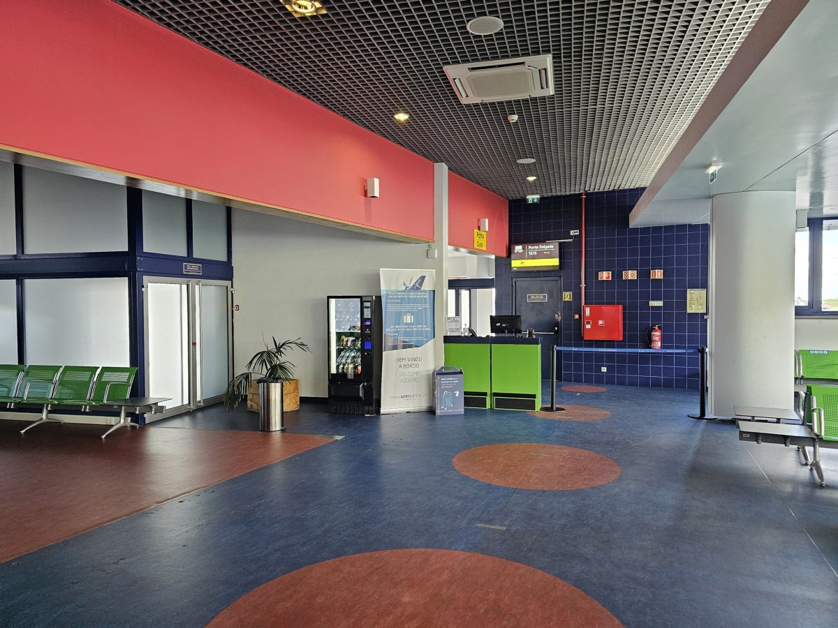 Odletový gate letiště Flores