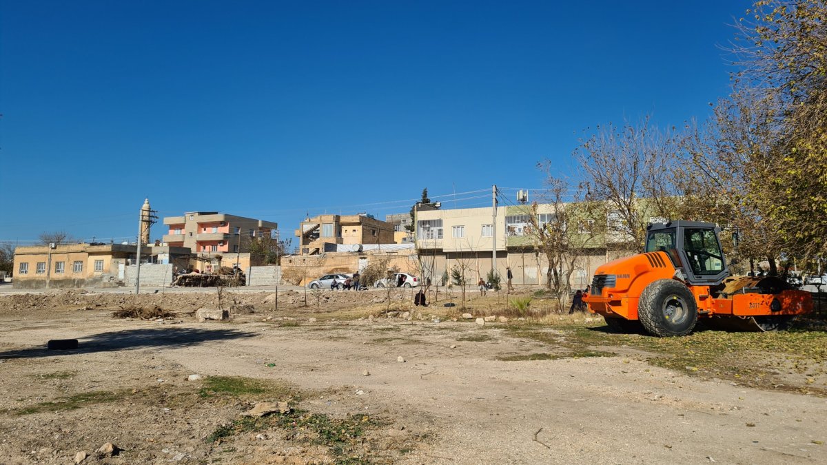Pohled od hranice směrem do Turecka, obyvatelé mají z místa parčík