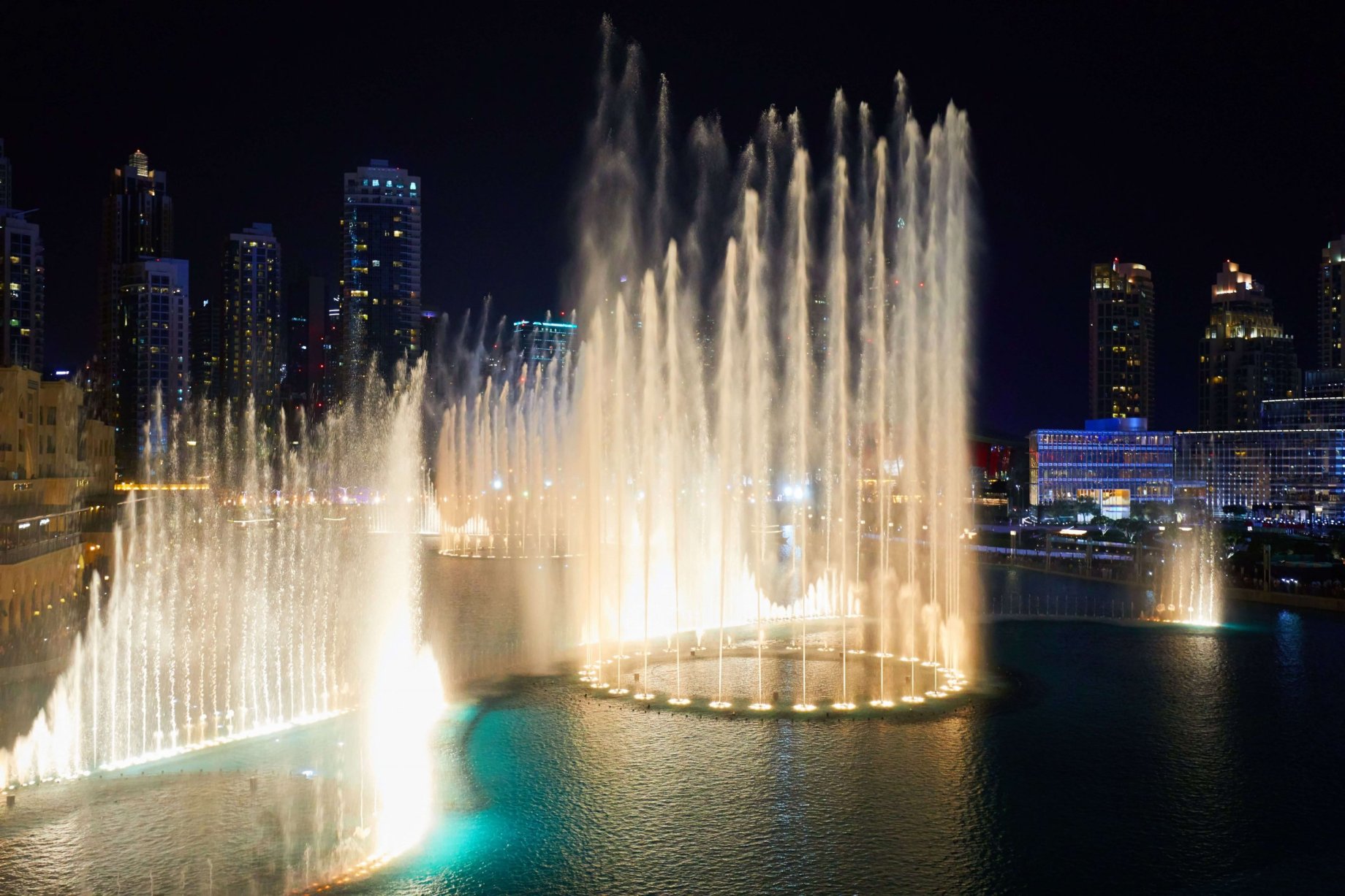Дубайские фонтаны. Бурдж Халифа фонтаны. Поющие фонтаны Бурдж Халифа. Дубай Бурдж Халифа Поющие фонтаны. Дубай Молл Поющие фонтаны.