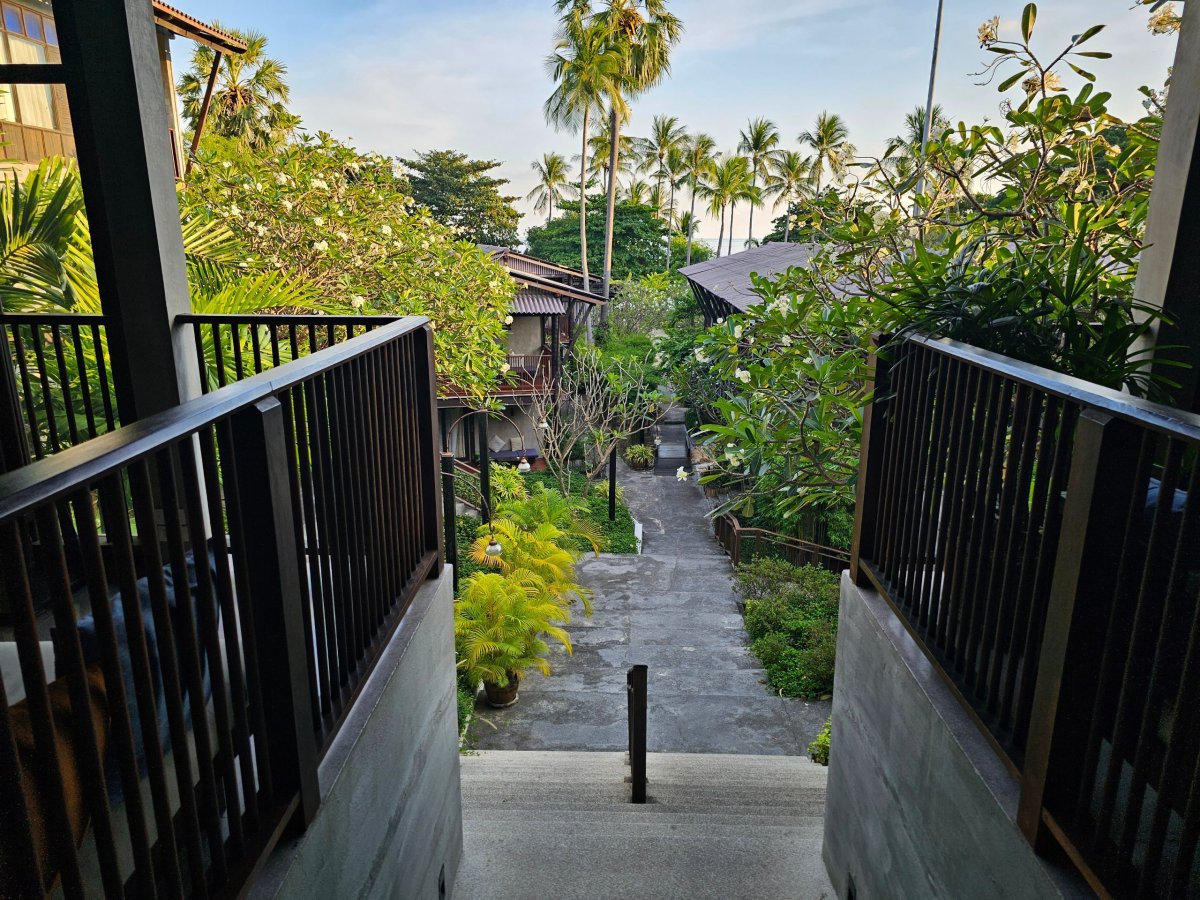 Areál Homm Chura Samui při pohledu od recepce