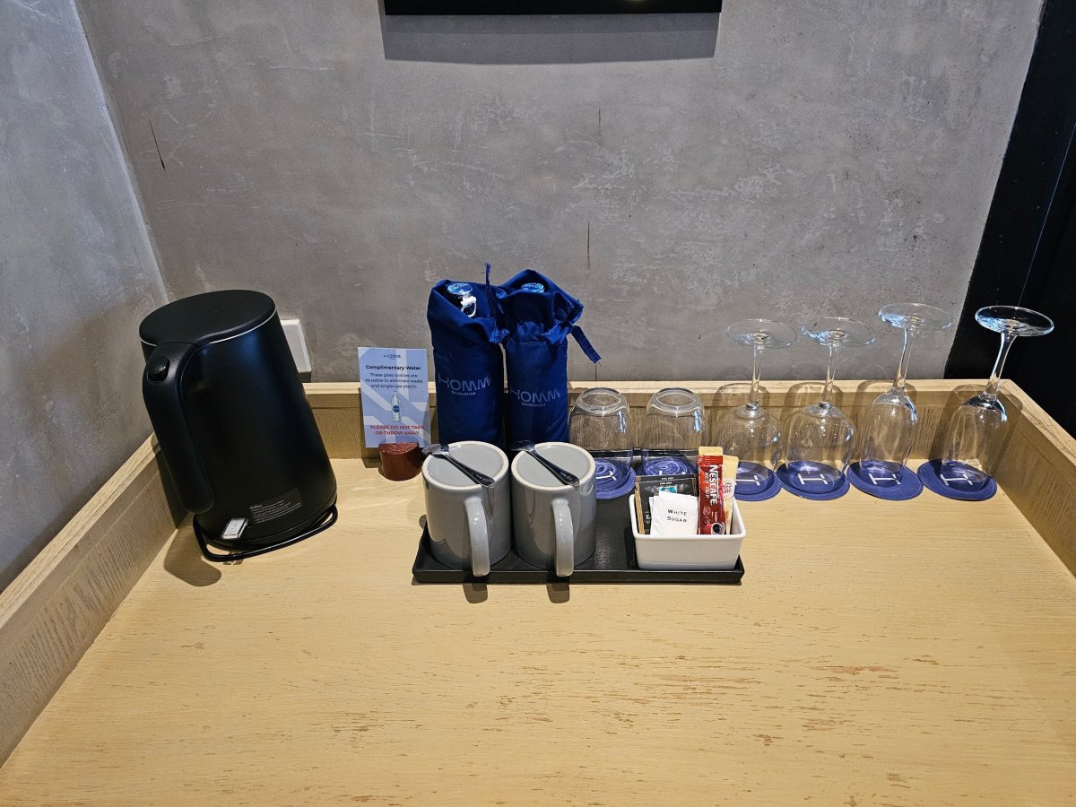 Voda zdarma a rozpustná káva/čaj