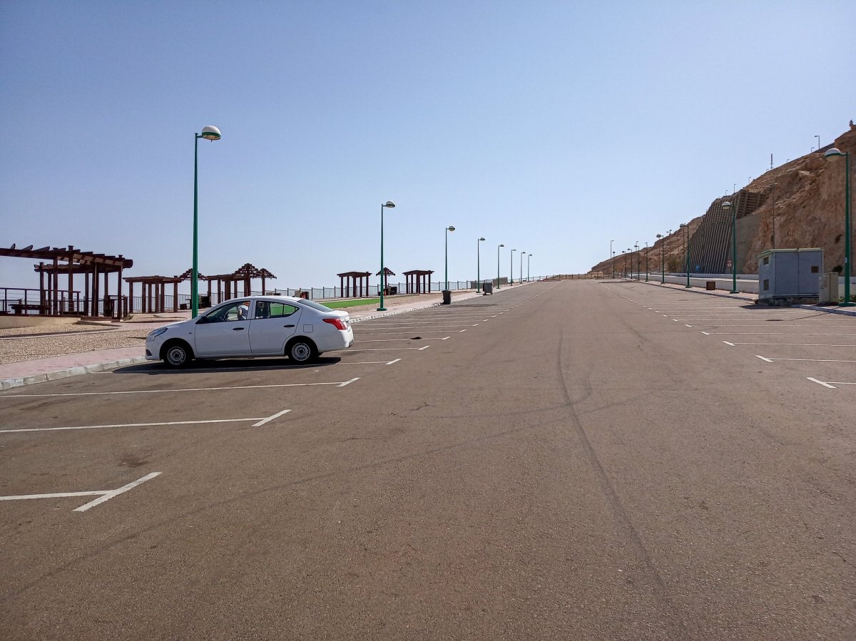 Parkoviště podél hlavní cesty