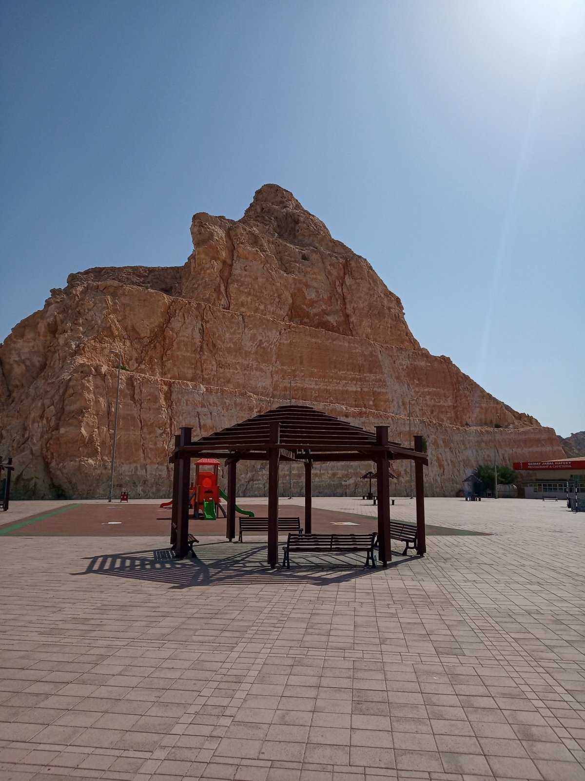 Není problém si pod vrcholem posedět, ale na něj nikoho nepustí.