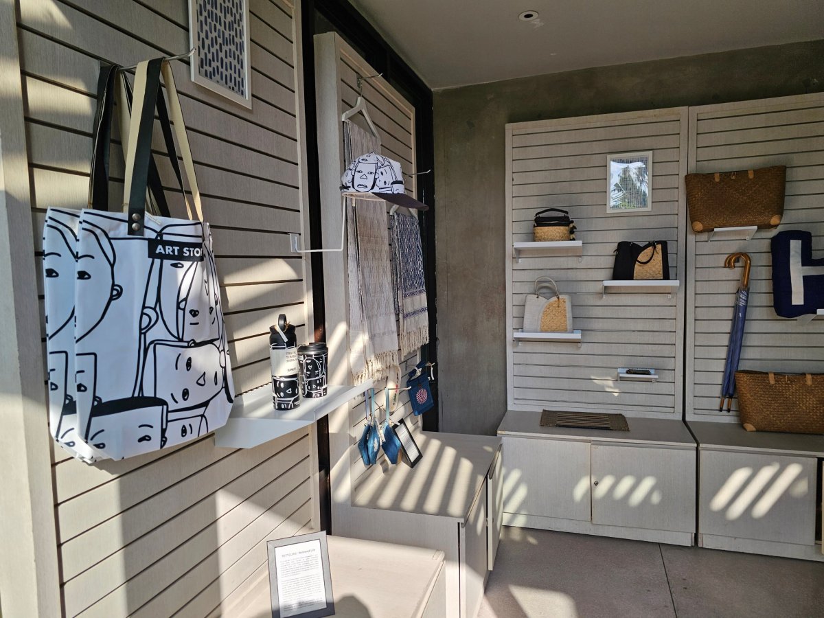 Malý obchod se suvenýry u recepce