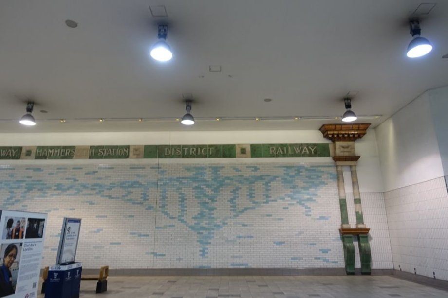 stanice metra - vestibul