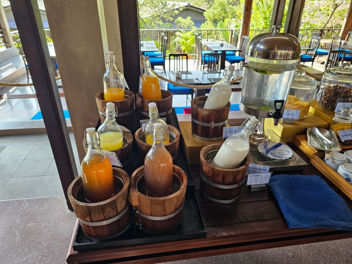 Snídaně - džusy, voda a mléko