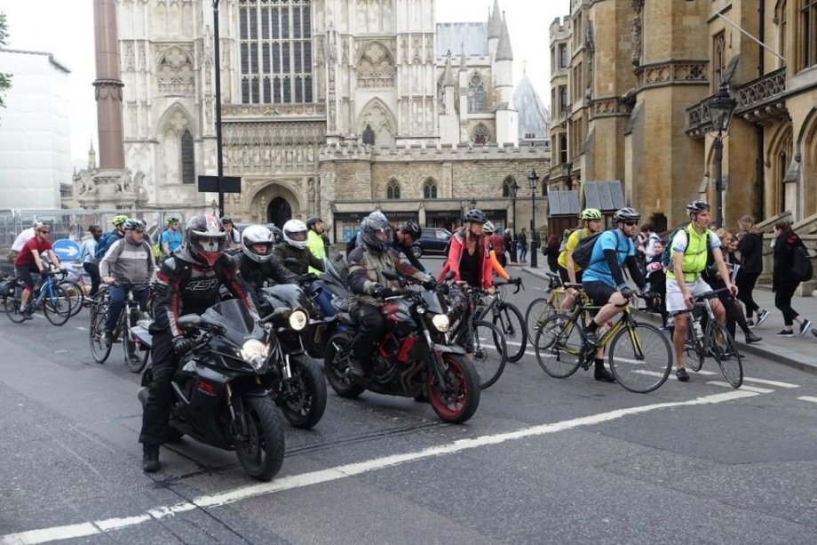 ukázka dopravní situace ve špičce (totální exodus, v tom na kole jet nechcete!)