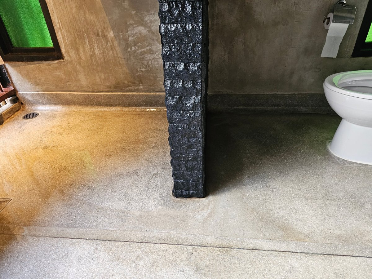 Voda ze sprchy teče k záchodu