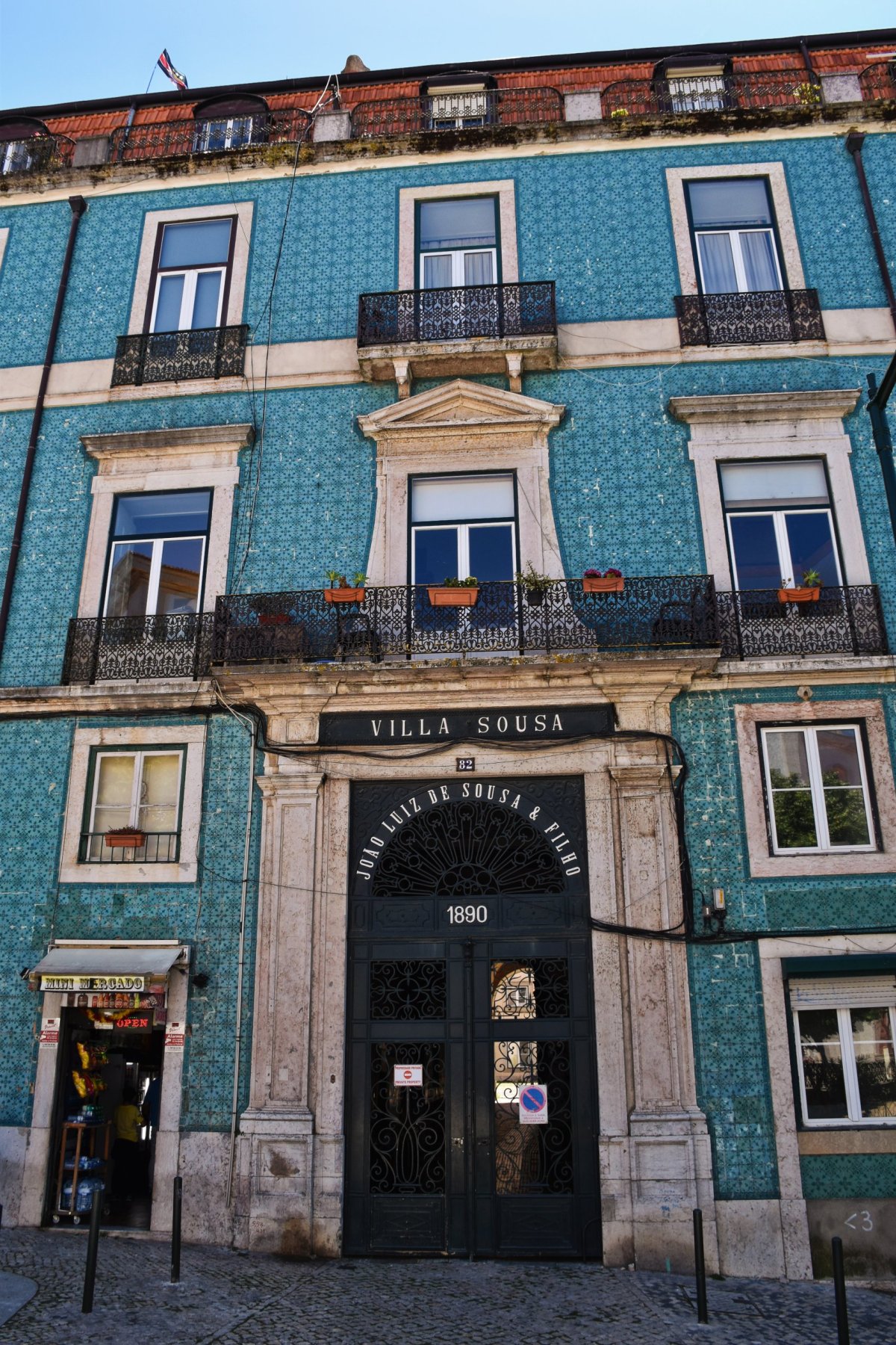 dům obložený dlaždičky azulejo