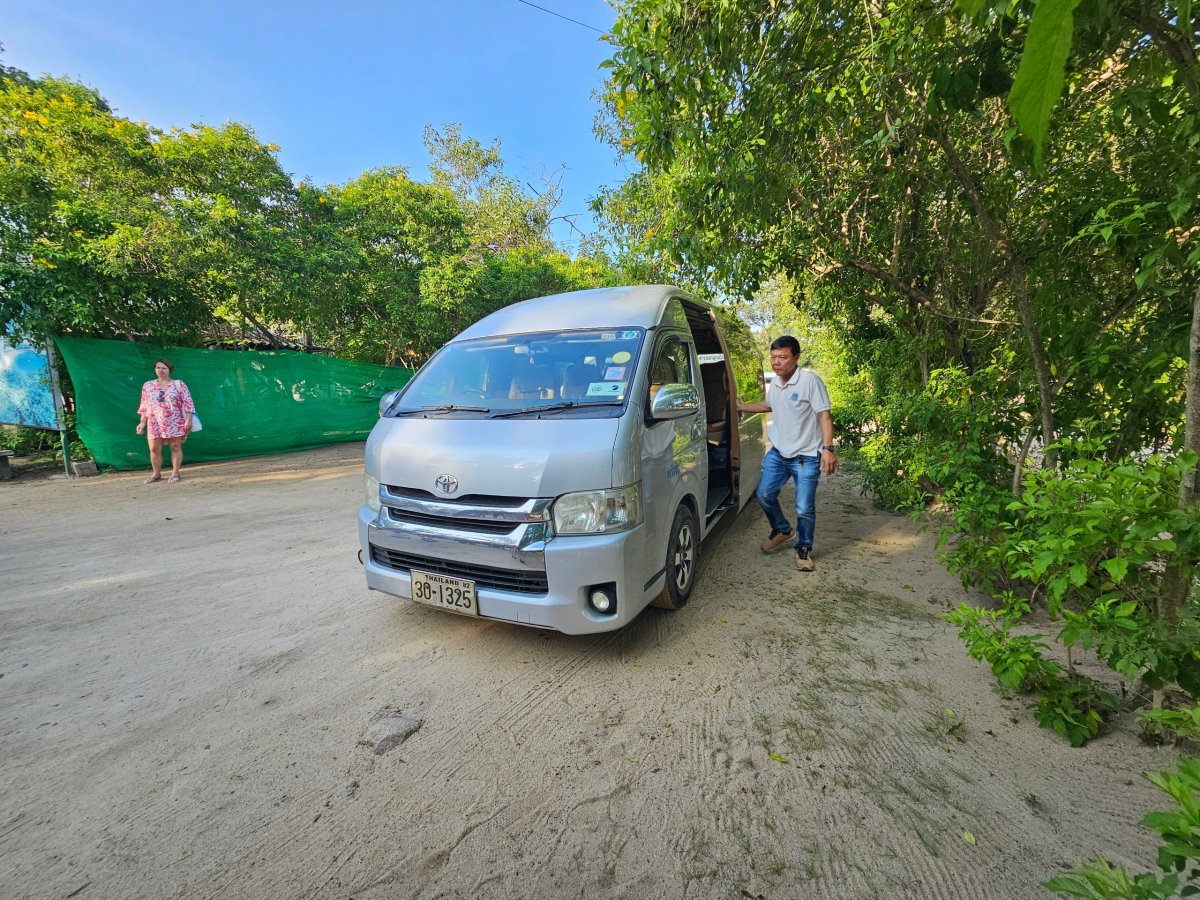 Minivan pro odvoz z hotelu k přístavišti