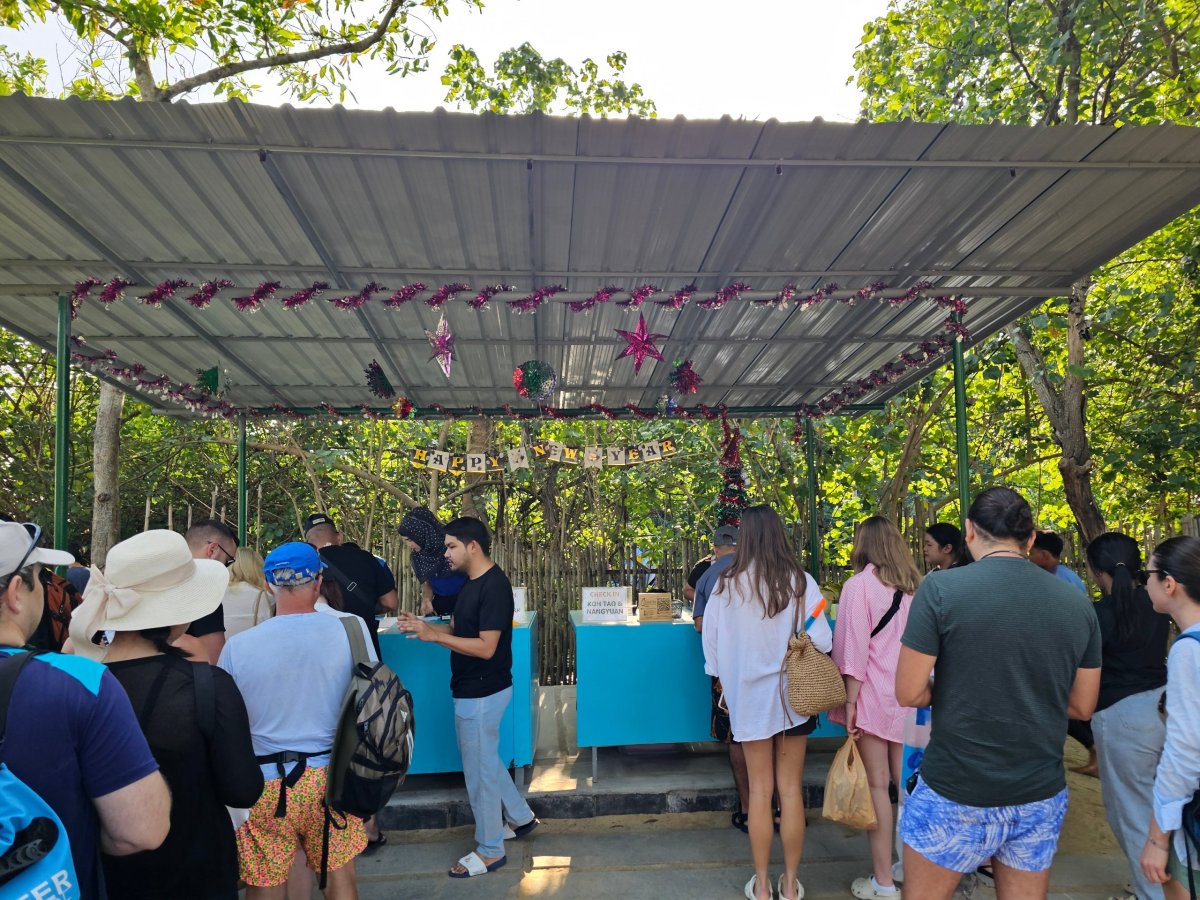 Check-in před odplutím v přístavišti (a platba poplatku za vstup do národního parku)