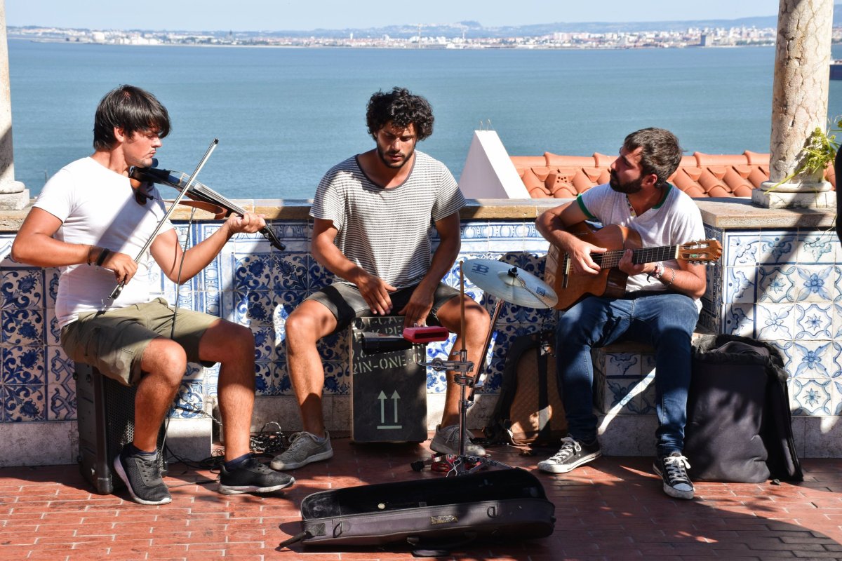 pouliční muzikanti na vyhlídce Miradouro de Santa Luzia