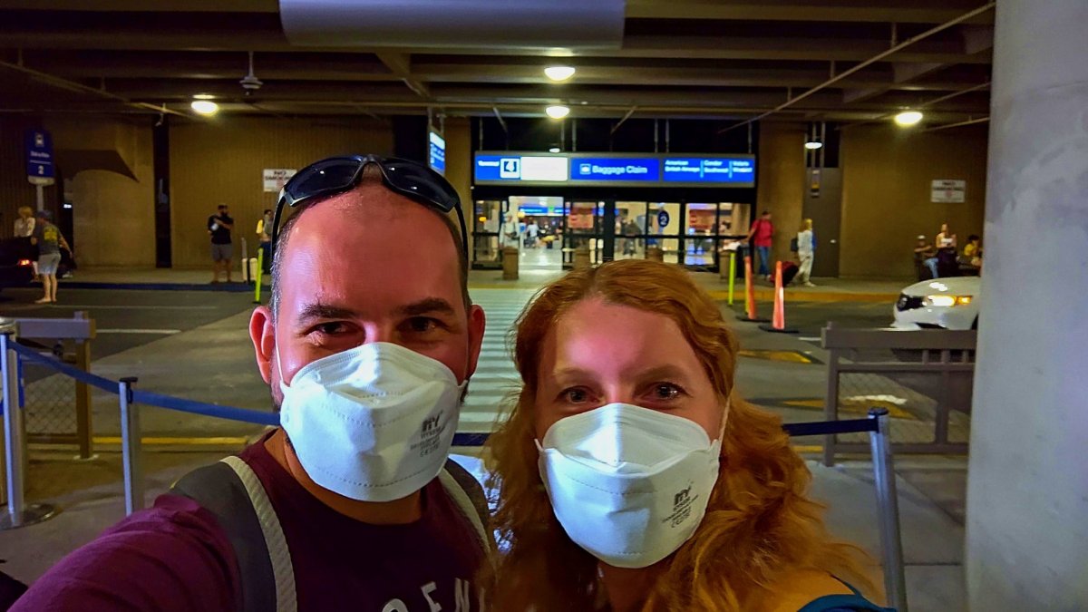 Ten správný americký úsměv je skrytý pod rouškou...