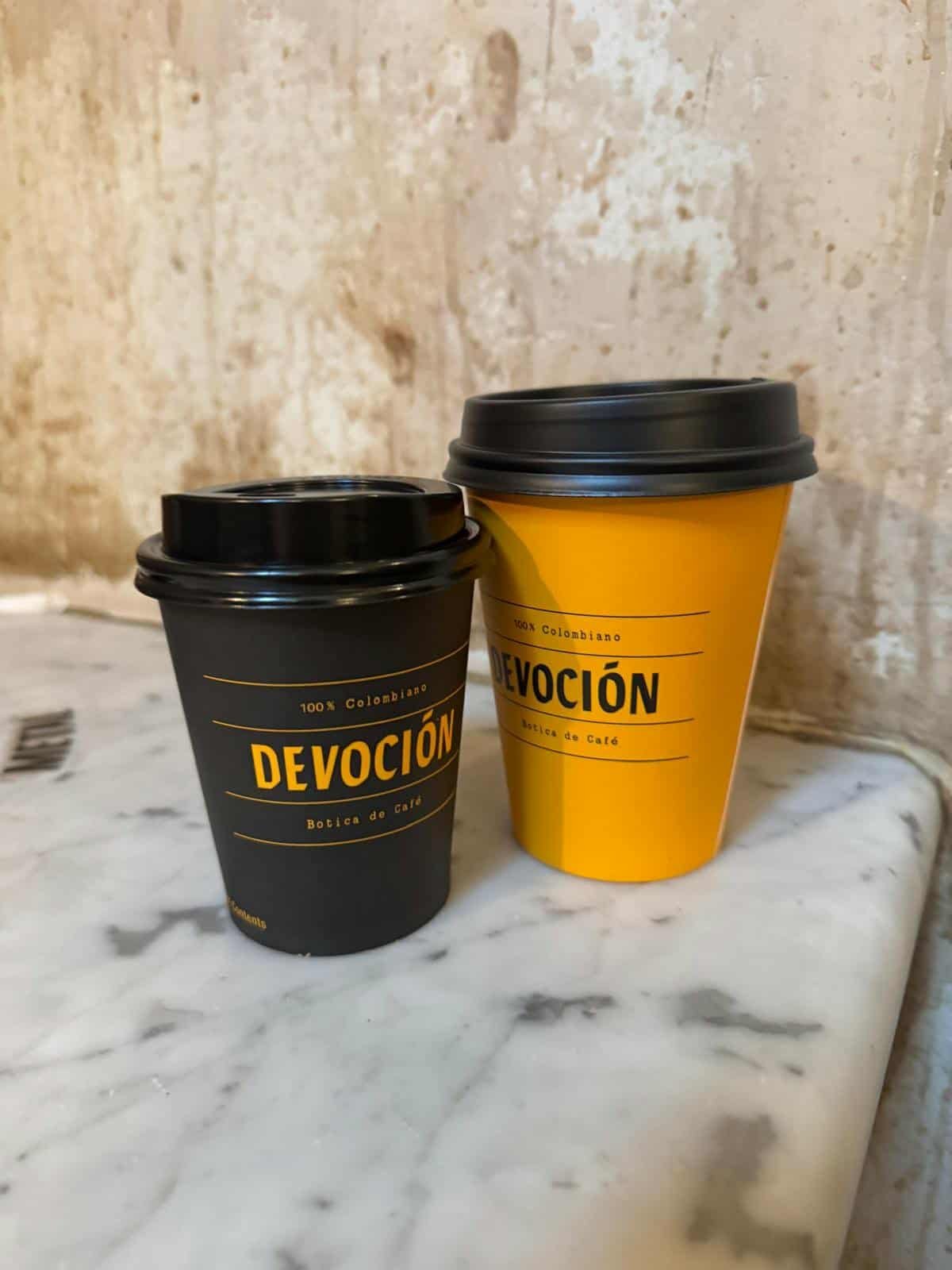 Káva v kavárně Devoción