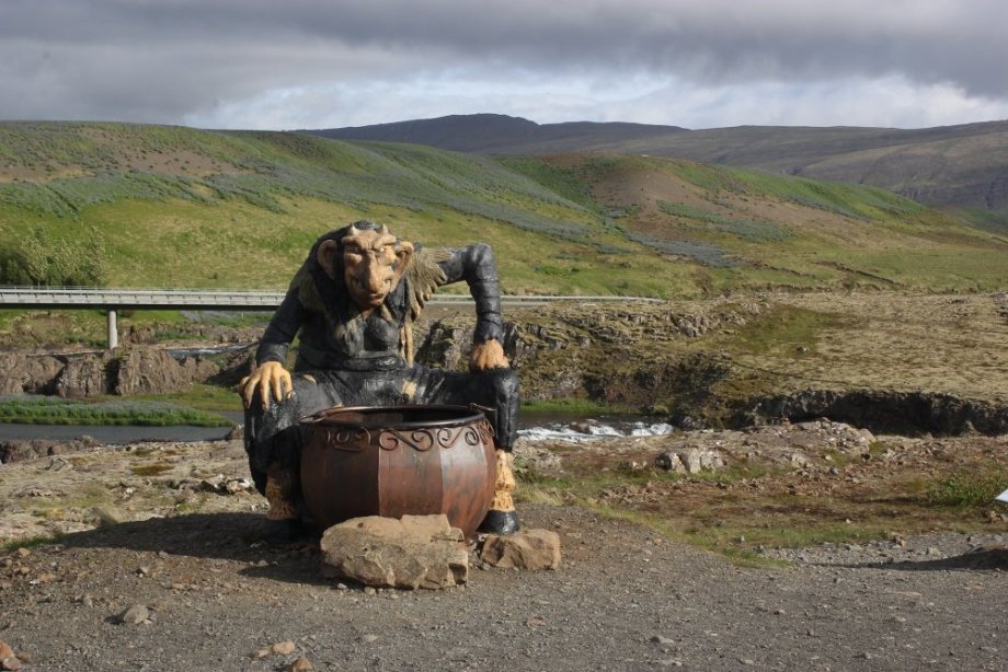 troll čekající na svačinu