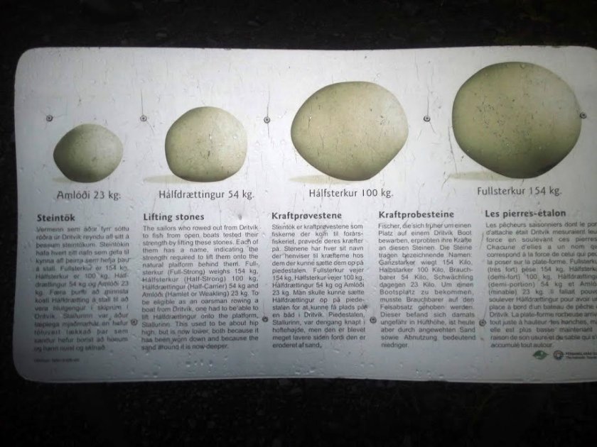 kameny na zvedání na pláži Djúpalónssandur